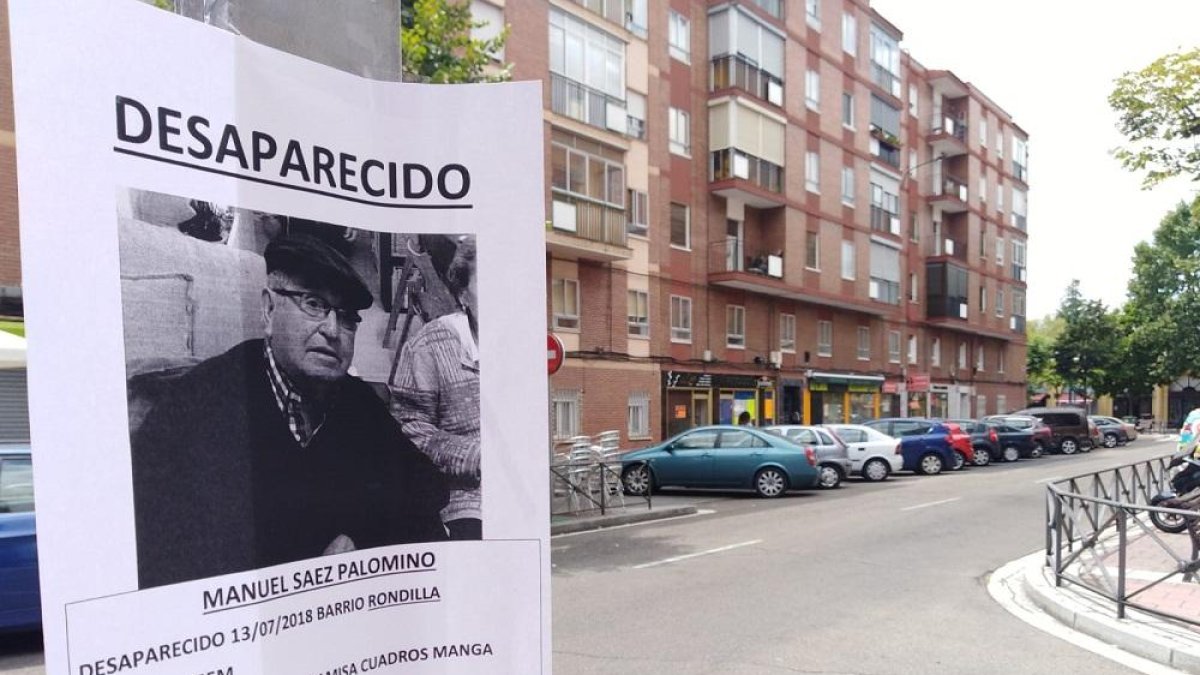 Uno de los carteles, con la información del desaparecido que se colgaron durante su búsqueda.-E.M.