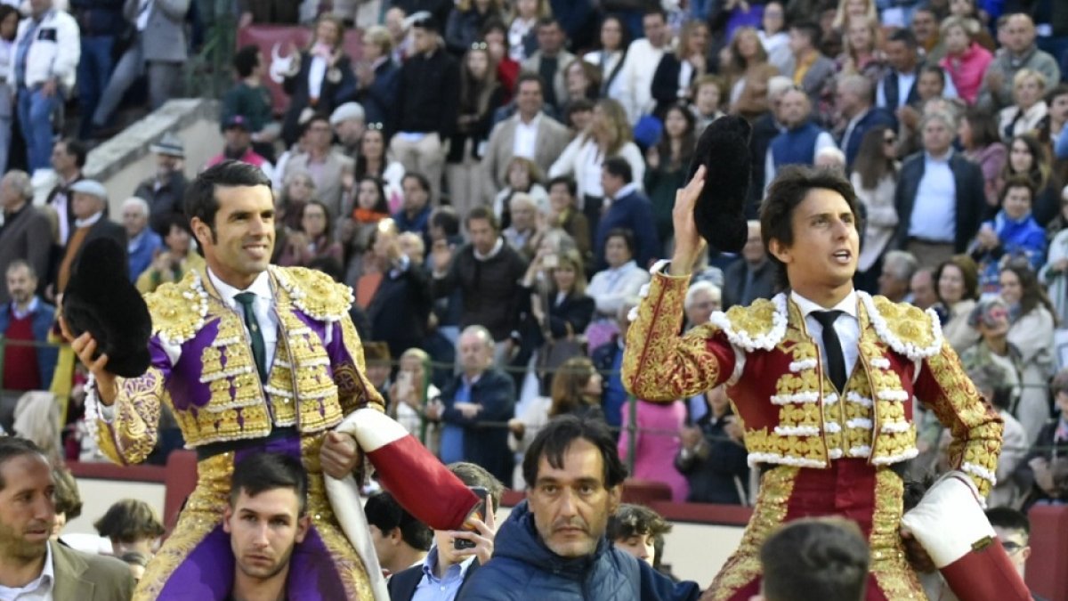 De Justo y Roca Rey, a hombros en Valladolid en la corrida de San Pedro Regalado. JOSÉ SALVADOR