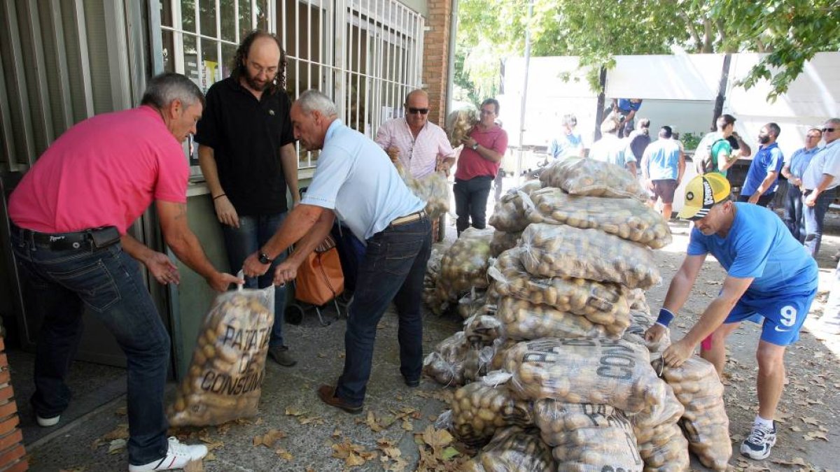 La Unión de Campesinos de Castilla y León (UCCL) dona 4.000 kilos de patatas al Banco de Alimentos de Valladolid y a la Asociación Entrevecinos de Valladolid-Ical