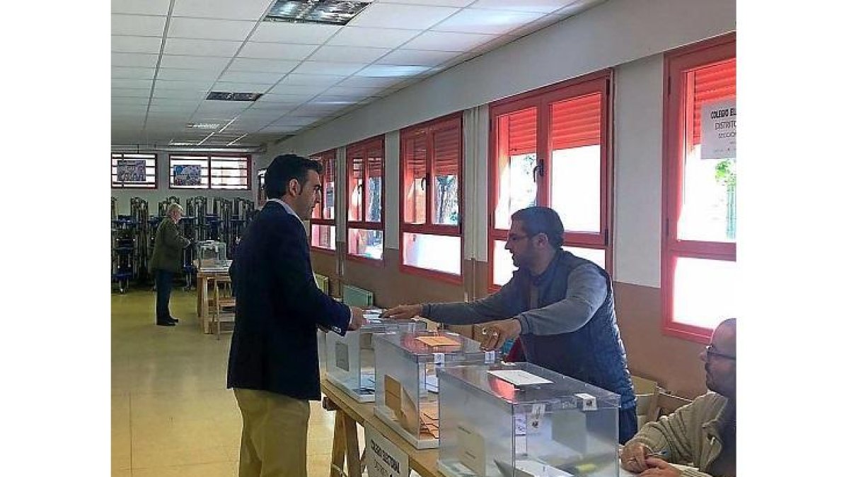 Javier García Bartolome vota en el CEIP Alonso Berruguete de Valladolid.-E. M.