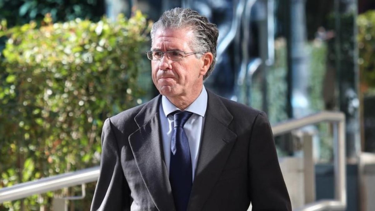 El exsecretario general del PP de Madrid Francisco Granados, al abandonar la Audiencia Nacional tras el juicio del chivatazo de la Púnica el 14 de noviembre del 2017.-DAVID CASTRO
