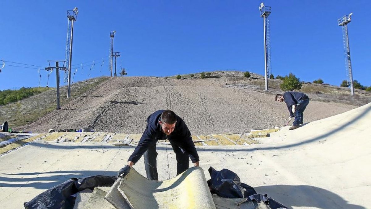 Las obras dedesmantelamiento de Meseta Ski  en Villavieja, Tordesillas, el pasado febrero.