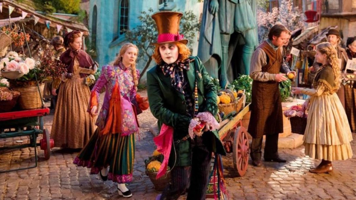 Johnny Depp y, detrás a la izquierda, Mia Wasikowska, en un fotograma de 'Alicia a través del espejo', de James Bobin.-PETER MOUNTAIN
