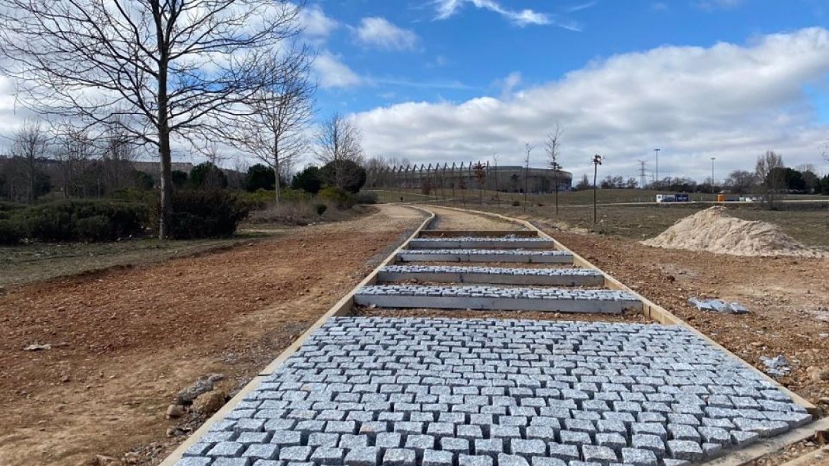 Tramo de adoquín en el nuevo corredor verde en el parque del Caño Hondo.- E. PRESS