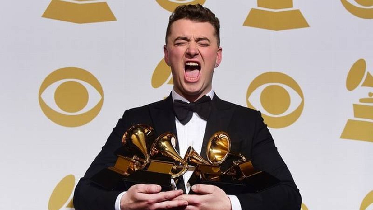Sam Smith, exultante, con sus cuatro premios Grammy.-Foto: AFP / FREDERIC J. BROWN