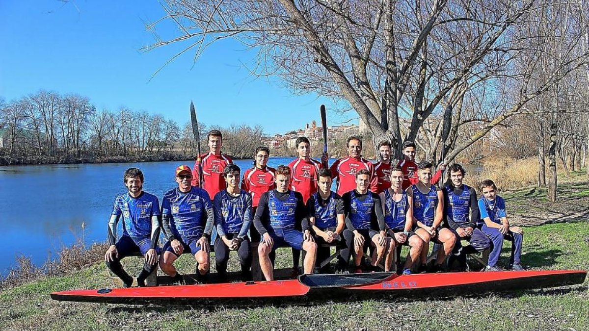 Los componentes del Cub Piragüismo Tordesillas posan a orillas del río Duero a su paso por la localidad vallisoletana.-EL MUNDO