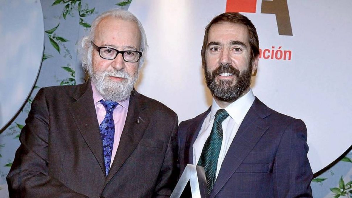 Luis Eduardo Cortés entrega el premio a Rafael Orbegozo-El Mundo