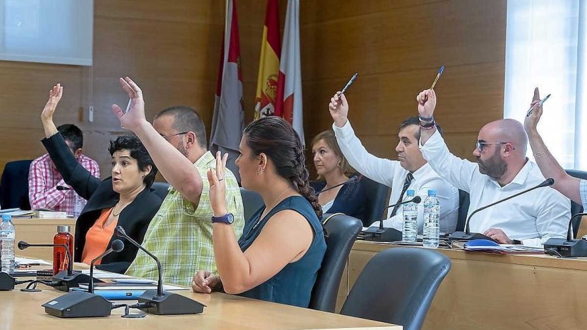 La oposición vota en contra de la subida de las dedicaciones exclusivas en Arroyo.-PABLO REQUEJO / PHOTOGENIC
