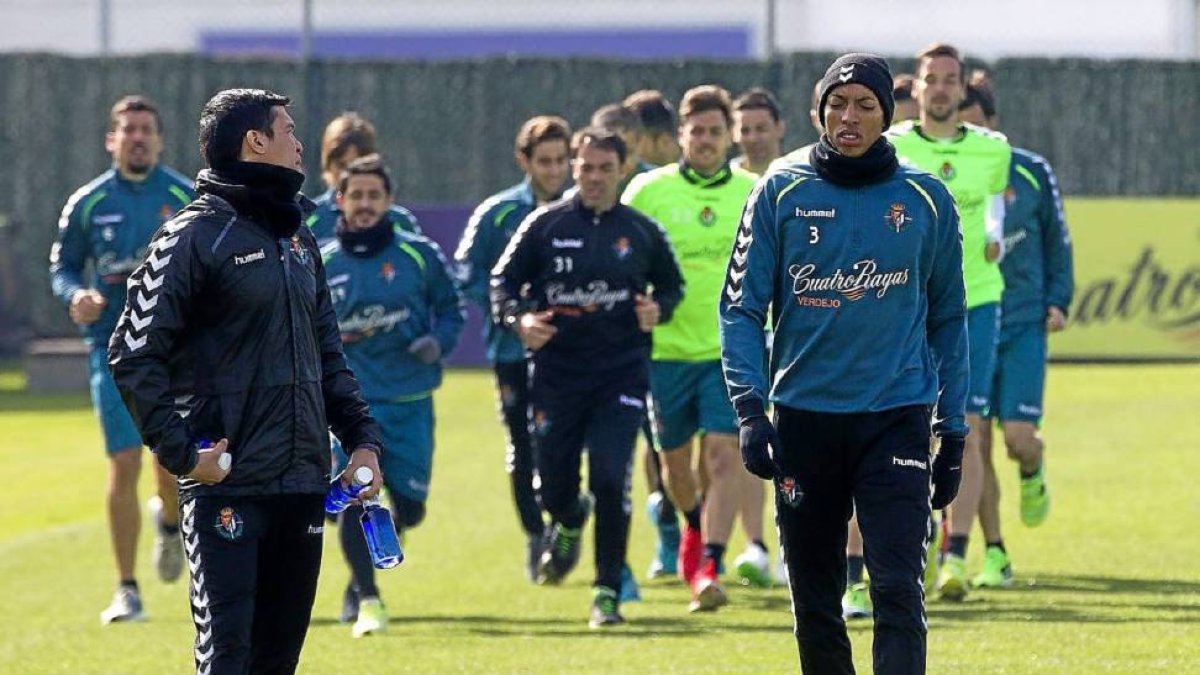 Mojica, a la derecha, sigue trabajando al margen de la plantilla-Pablo Requejo