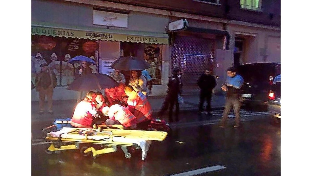 Personal sanitario de Sacyl atiende al varón atropellado en la calle Tudela.-E.M.