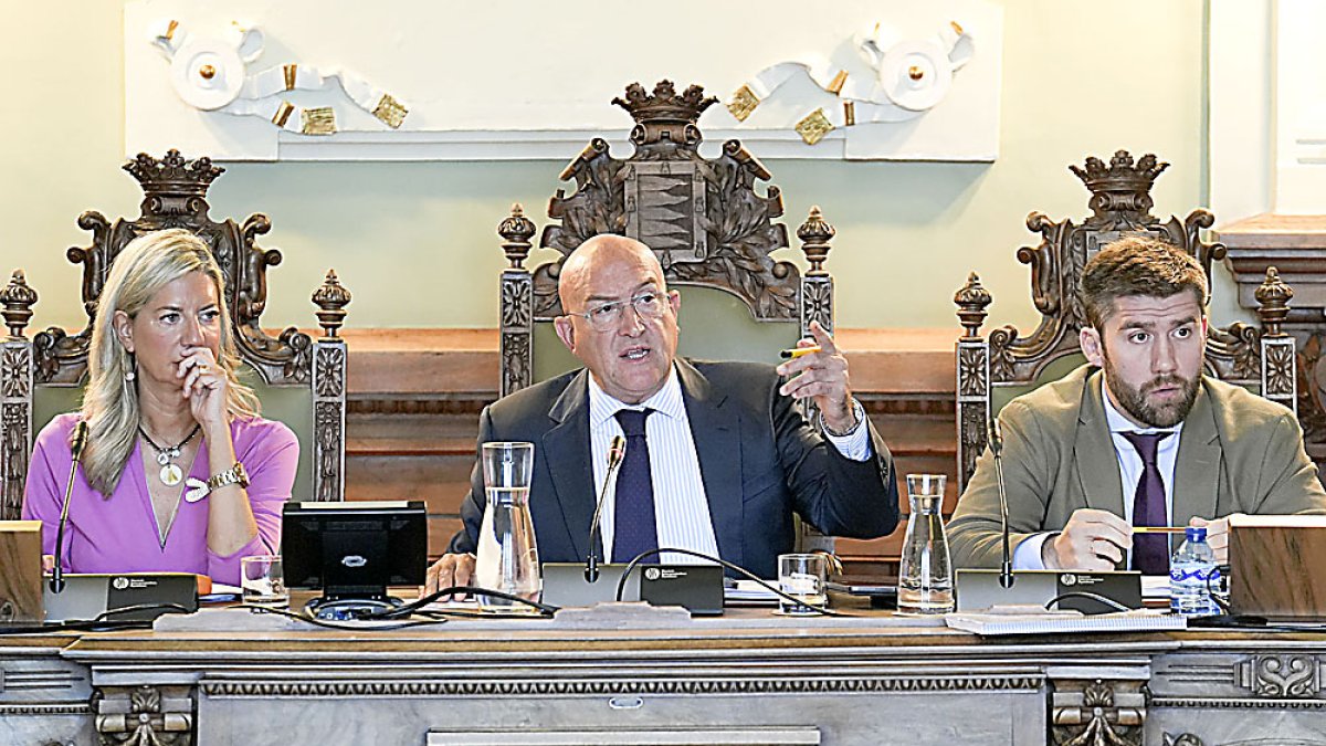 El alcalde, Jesús Julio Carnero, interviene en el Pleno desde la mesa presidencial flanqueado por Irene Carvajal y Francisco Blanco. J.M. LOSTAU