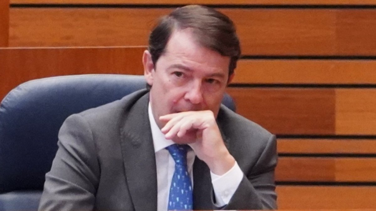El presidente de la Junta, Alfonso Fernández Mañueco, durante el pleno de las Cortes.- ICAL