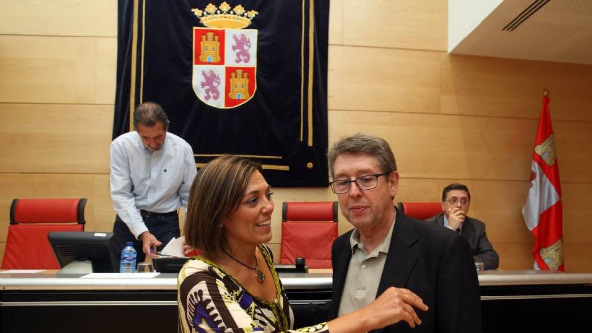 La consejera de Familia e Igualdad de Oportunidades, Milagros Marcos, saluda al procurador socialista Jorge Félix Alonso antes de comparecer ante la Comisión del ramo de las Cortes para informar sobre dependencia y la intoxicación alimentaria en una resid-Ical