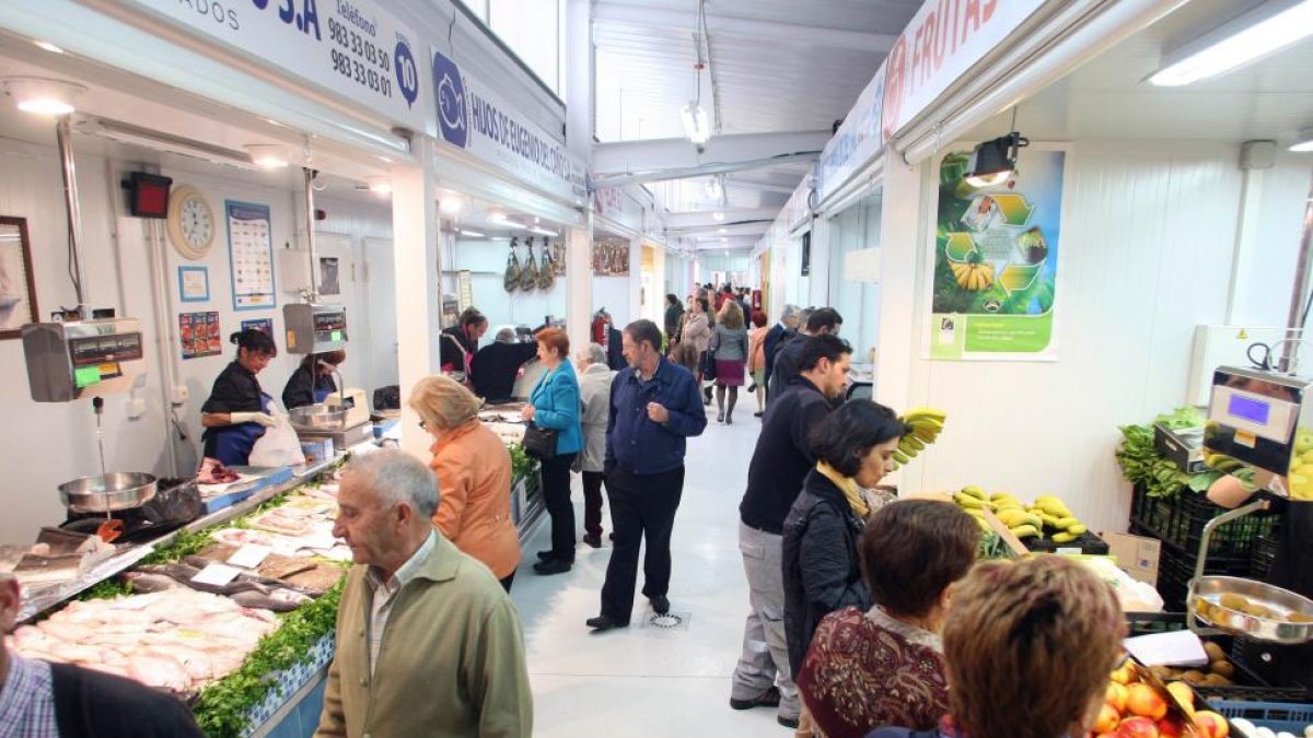 Mercado provisional del Val en la Plaza del Poniente, en Valladolid.-ICAL