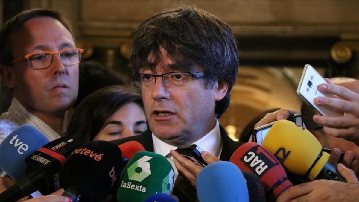 Puigdemont atiende a los medios de comunicación, este viernes.-PERIODICO (ACN / POL SOLÀ)