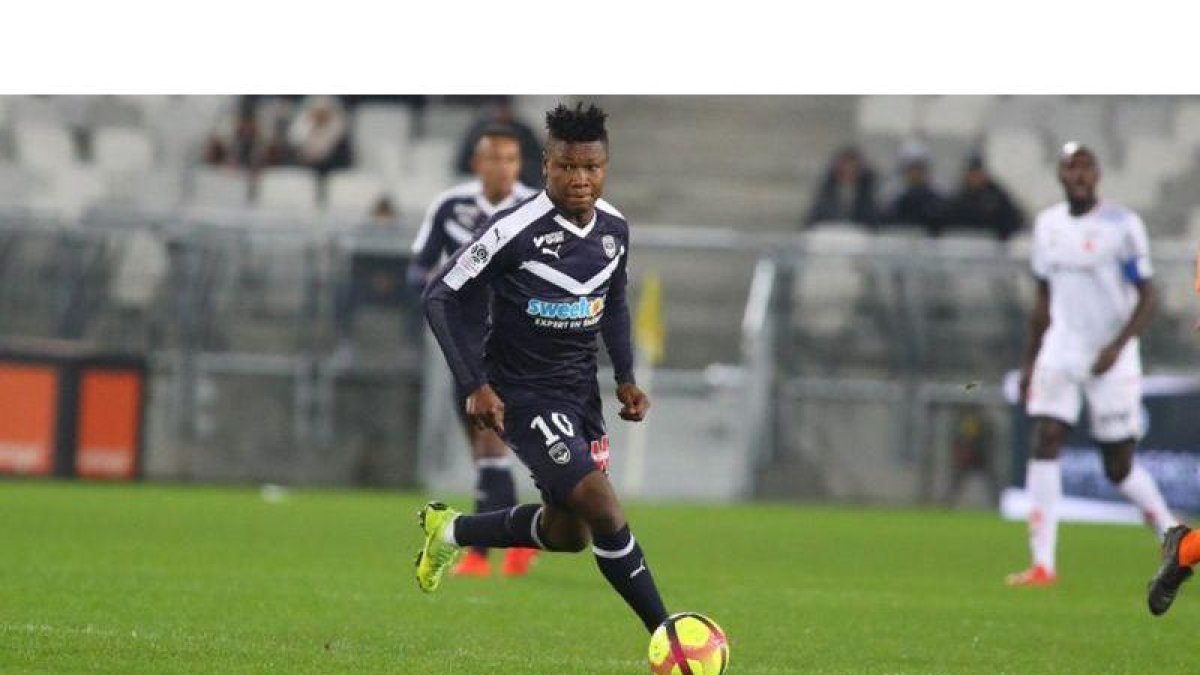 Samuel Kalu controla el balón.-TWITTER / GIRONDINS BURDEOS
