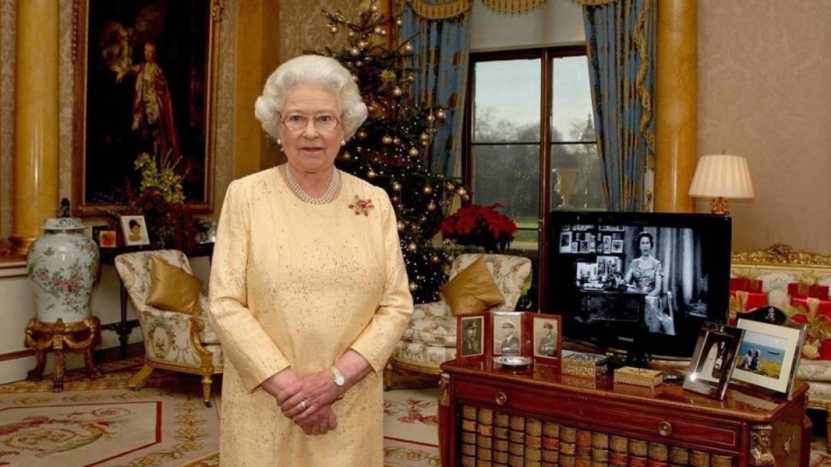 Deberá ocuparse de mil habitaciones y cobrará unos 23.000 euros anuales-Isabel II, en el palacio de Buckingham.
