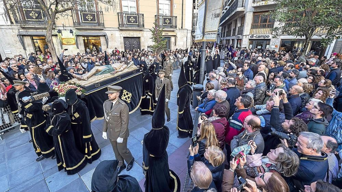 Desfile del Cristo Yacente en la plaza de Santa Ana.-MIGUEL ÁNGEL SANTOS / PHOTOGENIC