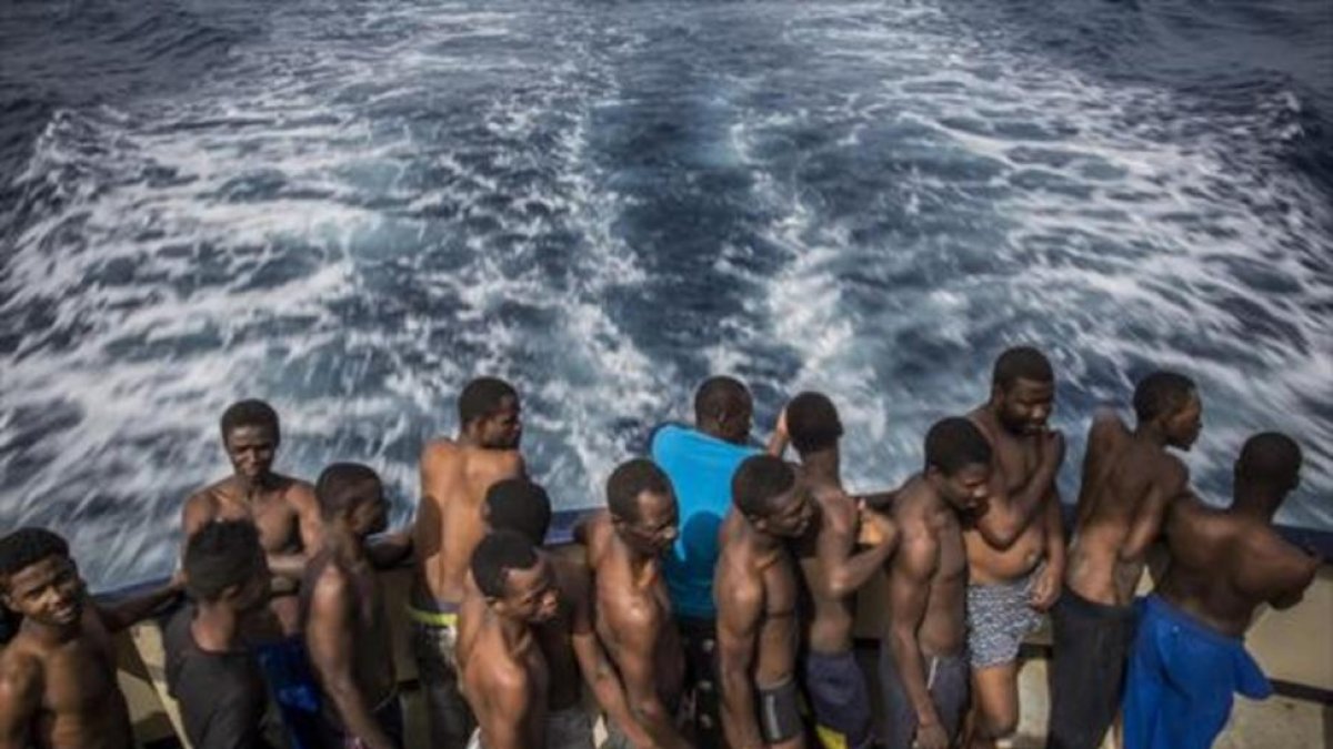 Inmigrantes rescatados en el Mediterráneo central, a bordo del 'Golfo Azurro', el barco de Proactiva Open Arms.-AP / SANTI PALACIOS