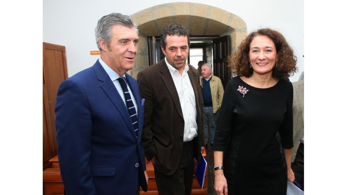 La alcaldesa de Ponferrada, Gloria Fernández Merayo, junto a los presidentes de FELE-León y Bierzo, Javier Cepedano (I) y Javier Morán (C), después de la reunión de trabajo mantenida en el consistorio ponferradino.-ICAL