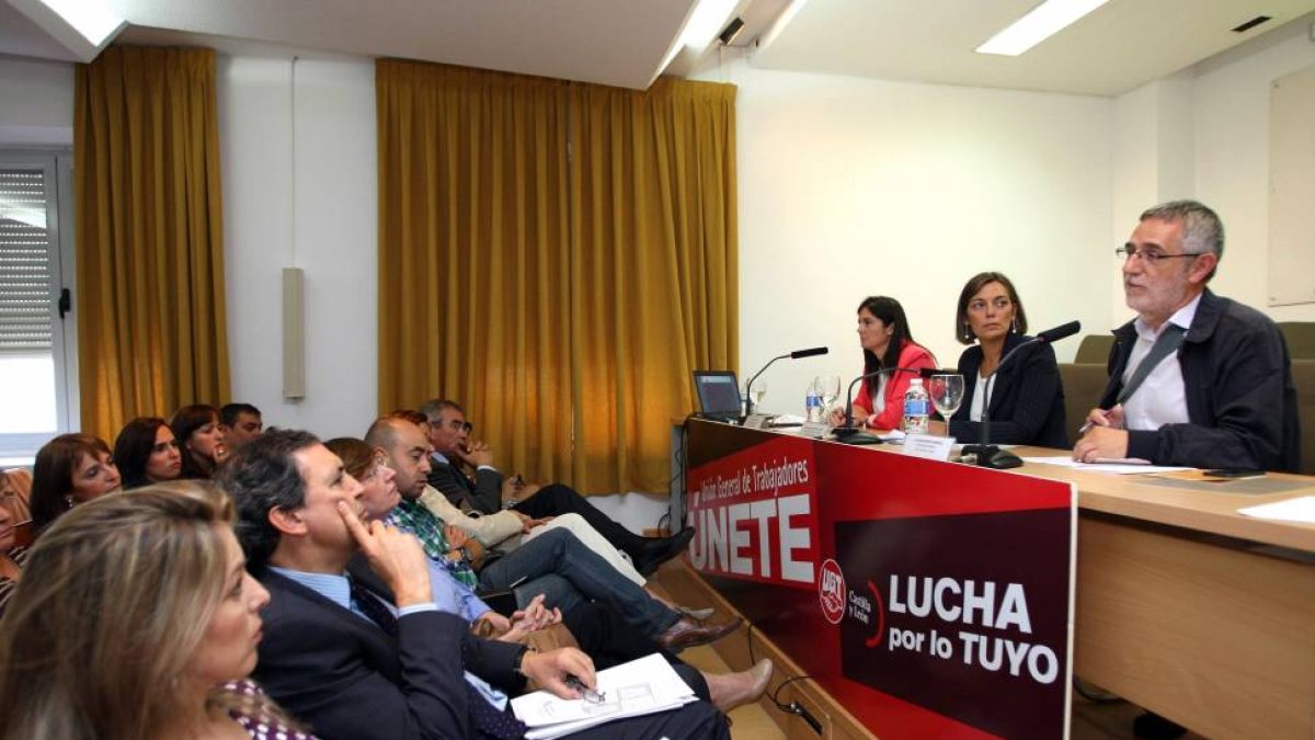 La consejera de Familia e Igualdad de Oportunidades, Milagros Marcos, inaugura la jornada 'Discriminación y violencia de género', organizada por el sindicato UGT junto al secretario regional del sindicato, Agustín Prieto-Ical