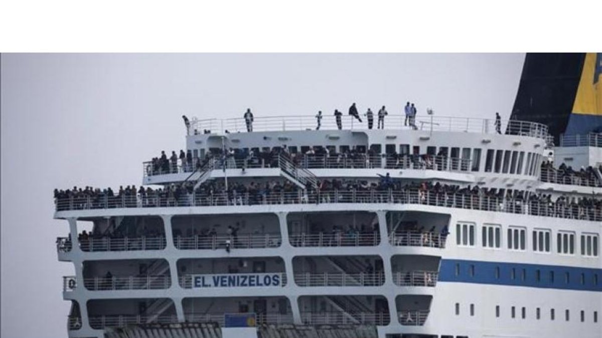 Un bebé sirio llegado en barca este domingo a Lesbos.-AP