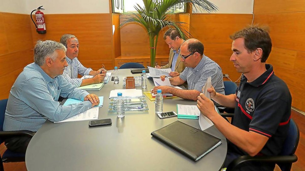 Artemio Domínguez y Luis Vélez participan en la reunión sobre el convenio de los bomberos.-E. M.