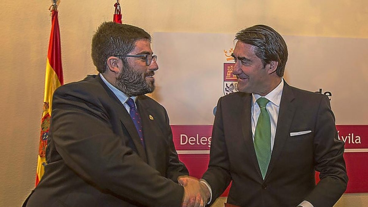 Jesús Manuel Sánchez Cabrera y Juan Carlos Suárez Quiñones, tras la firma del convenio.-ICAL