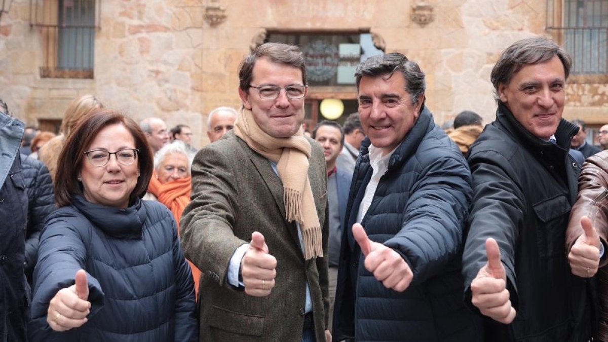 Fernández Mañueco, segundo por la izquierda, con candidatos al Congreso y al Senado en Salamanca.-ICAL
