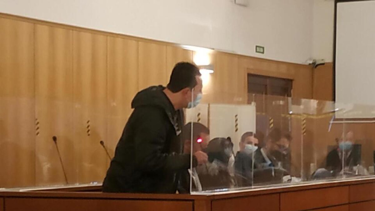 El acusado durante el juicio, en el que se ha negado a declarar. / E.P.