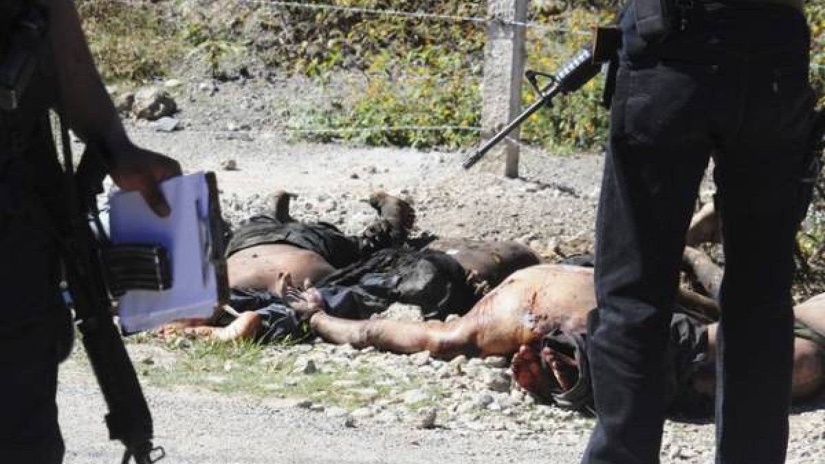 Policías mexicanos custodian los cadáveres aparecidos en Guerrero.-Foto: REUTERS