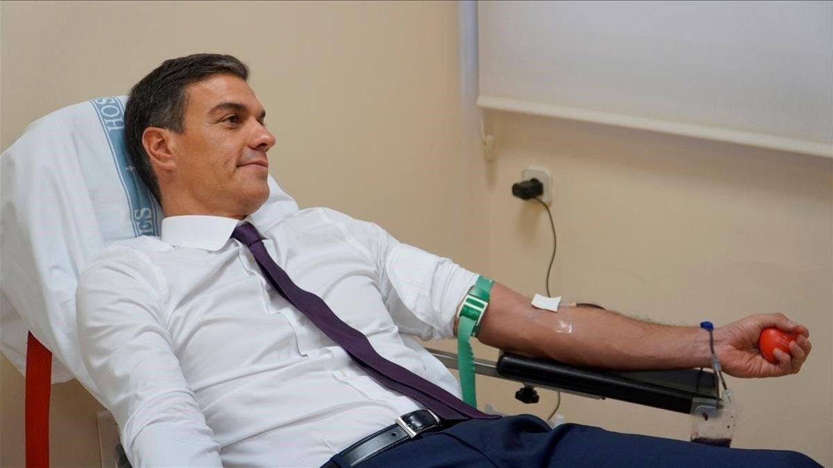 Sánchez, ayer, donando sangre-FERNANDO CALVO MUR