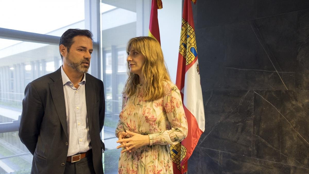 Los directores generales de Turismo, Javier Ramírez, y de Políticas Culturales, Mar Sancho, presentan un informe sobre turismo idiomático.-JESÚS FORMIGOS / ICAL