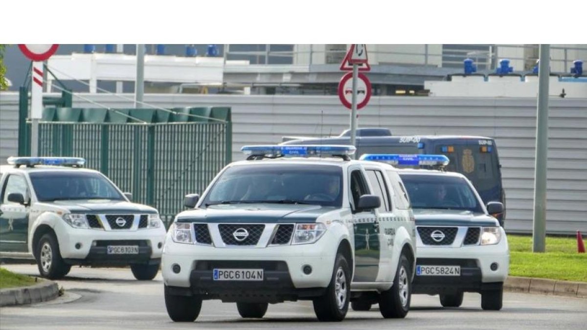 Agentes de la Guardia Civil salen del Port de Barcelona.-RICARD FADRIQUE