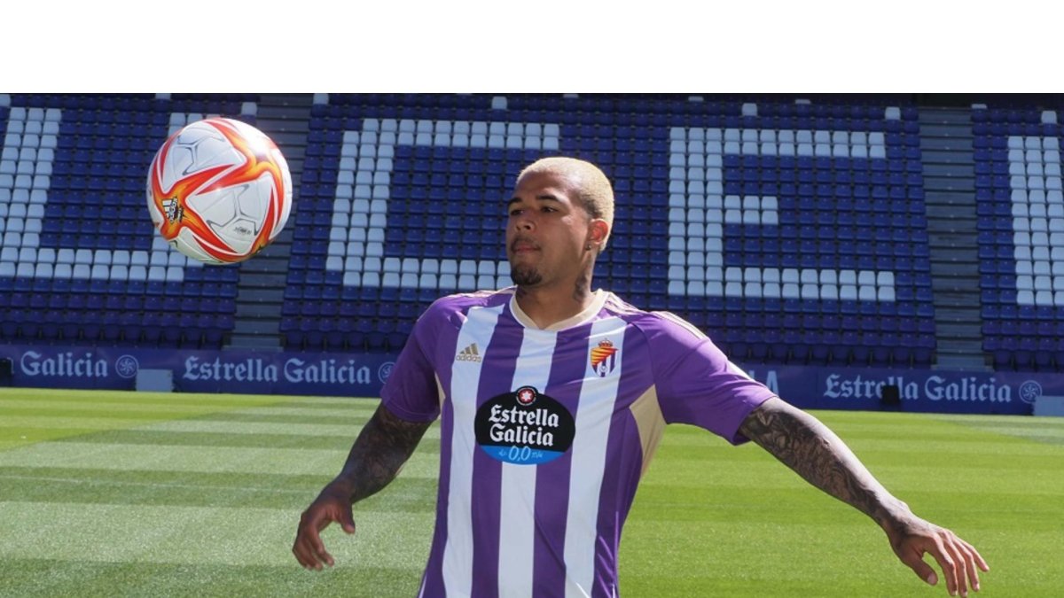 Kenedy en el estadio Zorrilla antes de ser presentado. / PHOTOGENIC