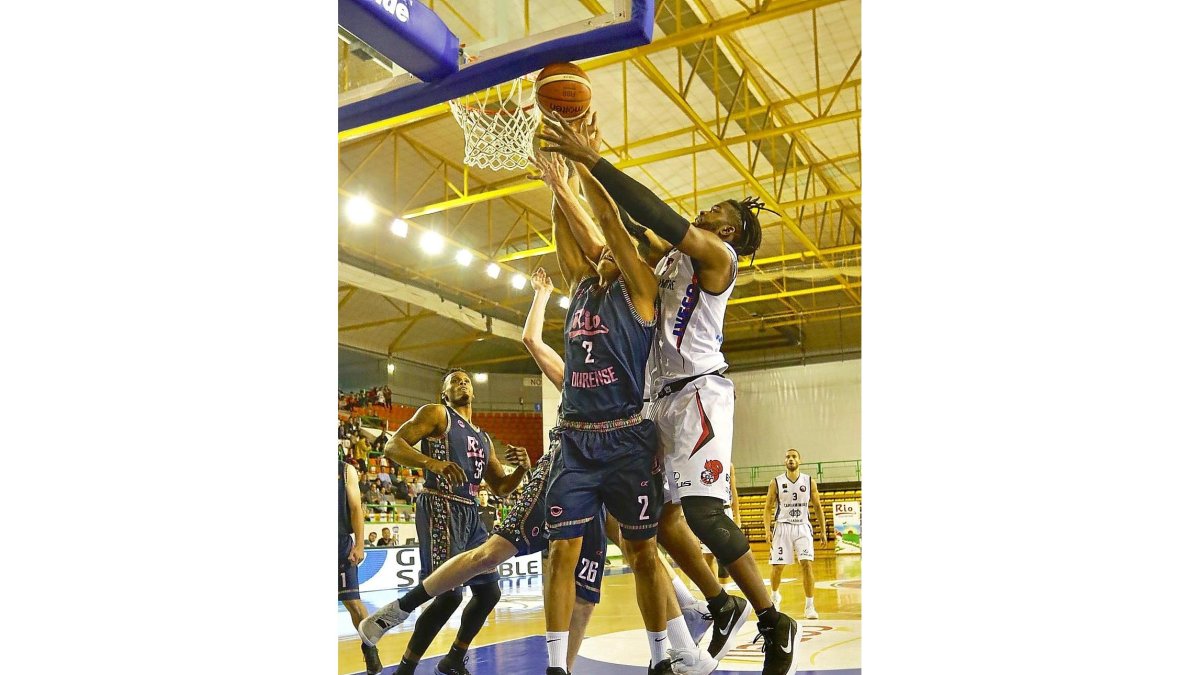 Adekoya puja por el control de un rebote con el ex CBValladolid Jhornan Zamora.-PHOTO-DEPORTE