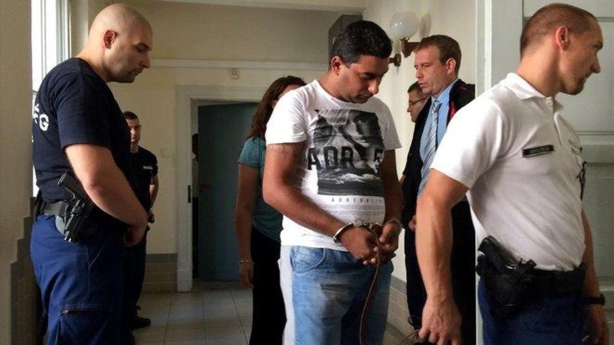 Cadena perpetua definitiva contra el líder afgano de una red de tráfico de personas y tres cómplices búlgaros.-PABLO GORONDI (AP)