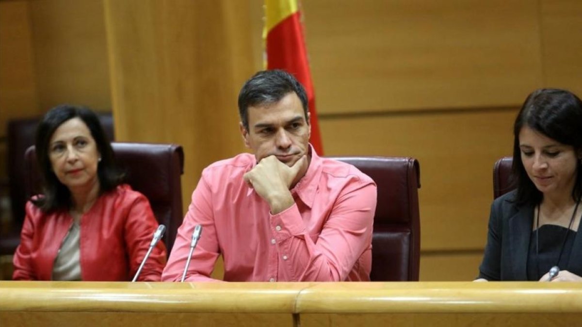 Margarita Robles (iz) y Pedro Sánchez, juntos en el Senado, en septiembre del 2017-/ JUAN MANUEL PRATS