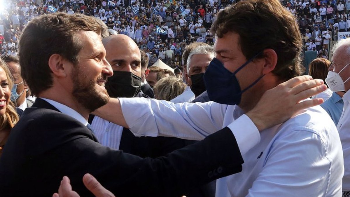 Pablo Casado y Alfonso Fernández Mañueco, en la convención del PP este domingo en Valencia. ICAL