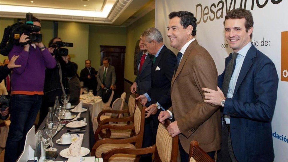 El presidente del PP, Pablo Casado, y el candidato conservador a la Junta de Andalucía, Juanma Moreno, el viernes, en un acto en Jaén.-EFE / JOSÉ MANUEL PEDROSA
