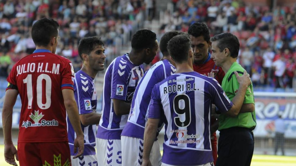 Jugadores blanquivioleta protestan a Piñeiro Crespo por la expulsión de Juan Villar.-Diego Mayor