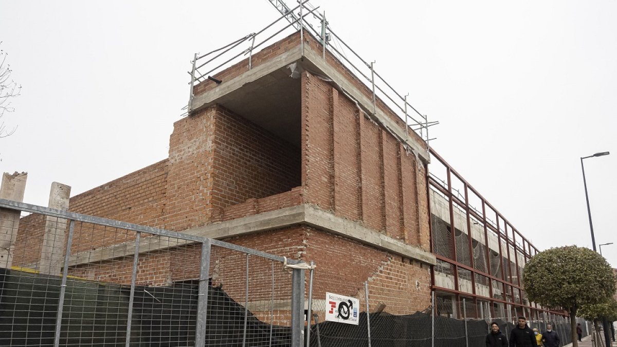 Estado de las obras de la nueve sede de la Seguridad Social en el calle Cardenal Torquemada, en el solar que ocupaba el colegio San Juan de la Cruz.- PHOTOGENIC
