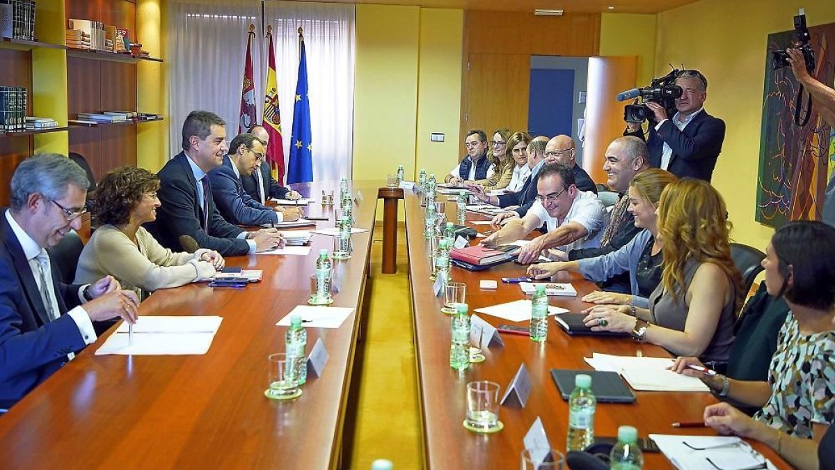 Asistentes a la reunión donde se ha roto la negociación de las 35 horas para los funcionarios.-ICAL