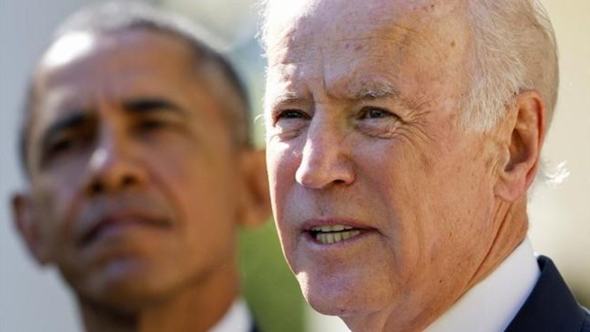 Joe Biden, junto a Obama, anuncia la decisión.-AP / JACQUELY MARTIN