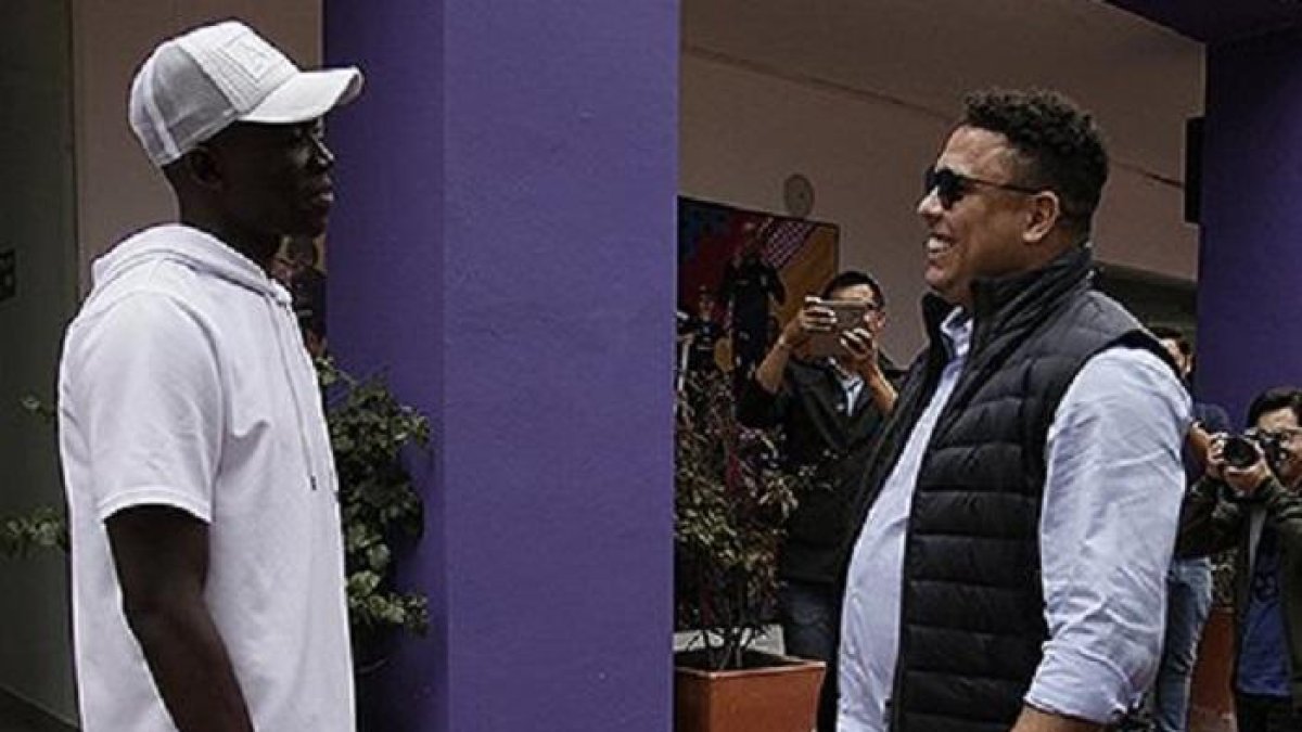 Stiven Plaza y Ronaldo Nazário conversan en las instalaciones del Independiente del Valle.-PRESS SOUTH