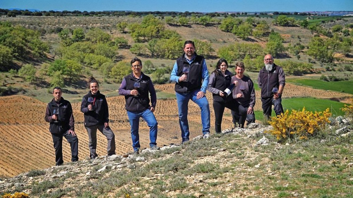 De izquierda a derecha: Alberto Lozano, Elisa de Miguel, Ismael Sanz, Jaime Suárez, Teresa Latorre, Adrián Izquierdo y Fermín Redondo posan en el exterior de la bodega dando la espalda al valle de El Hondo de los majuelos centenarios de Atauta.-