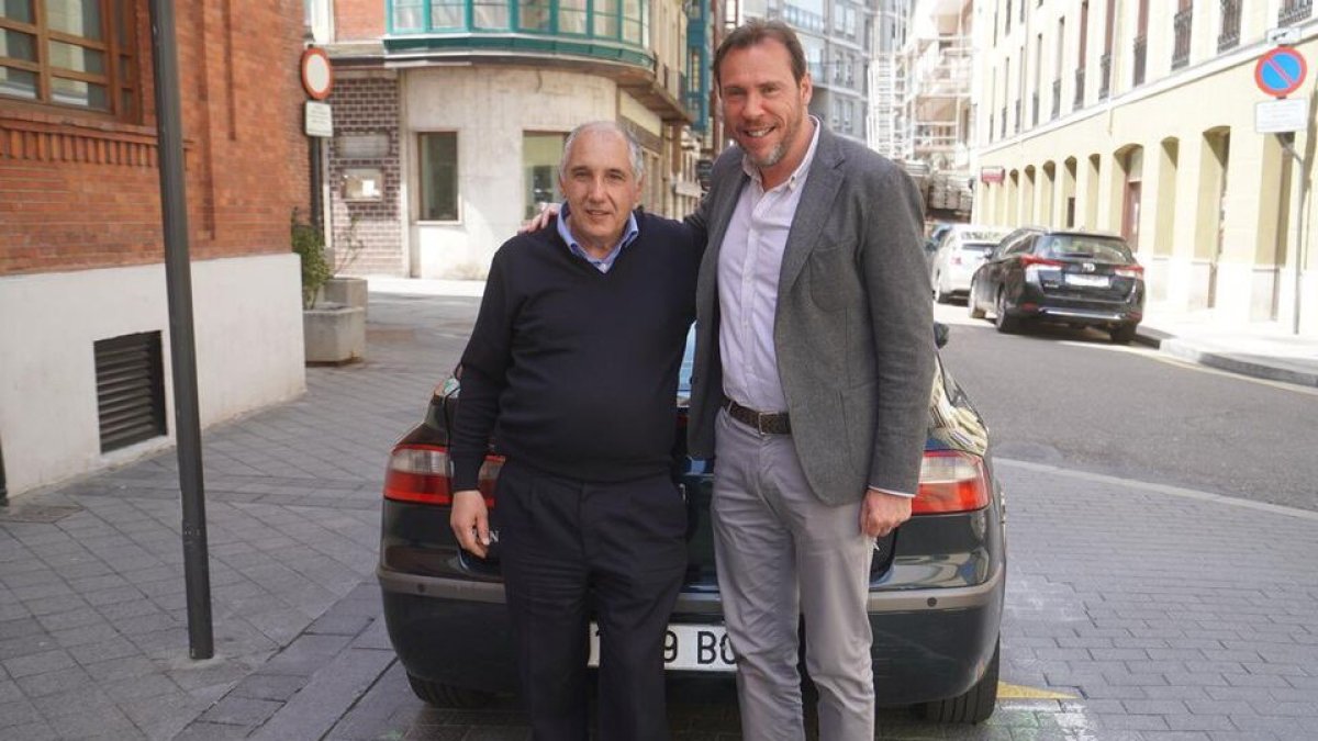 Antonio, chófer del Ayuntamiento, junto al alcalde Óscar Puente. / E.M.