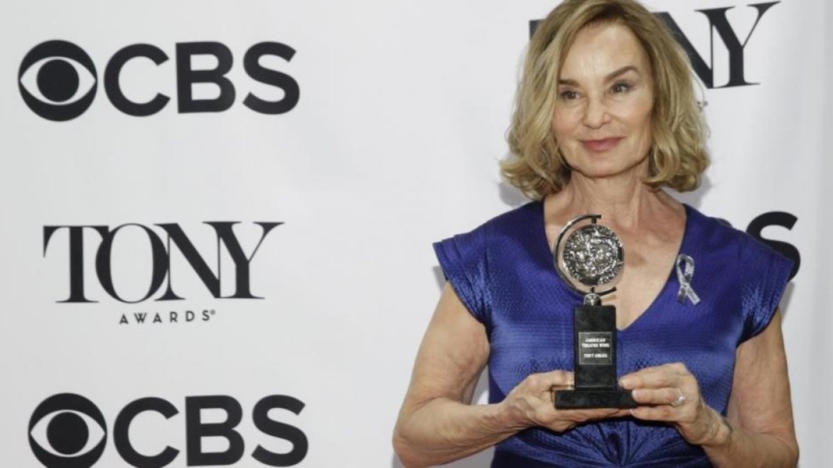 Jessica Lange, con su premio Tony por 'Long day's journey into night'.-REUTERS / ANDREW KELLY
