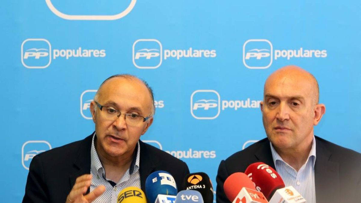 El presidente del PP de Valladolid, Ramiro Ruiz Medrano, y el secretario general del partido, Jesús Julio Carnero, valoran los resultados electorales-Ical