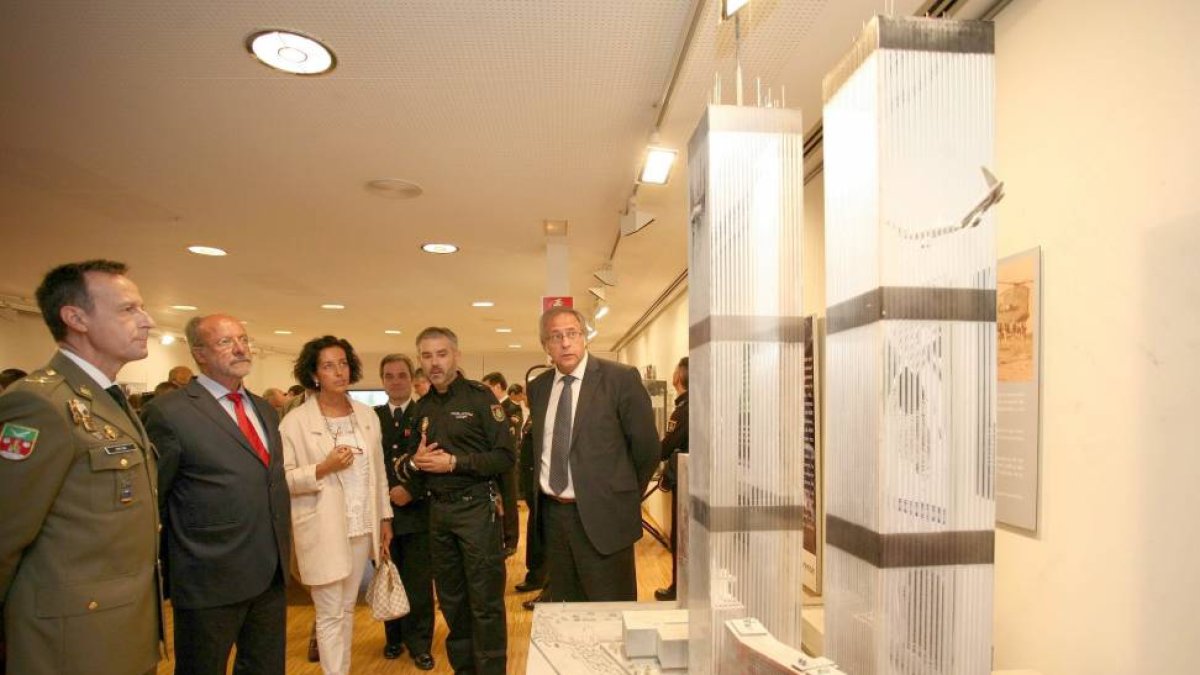 El alcalde de Valladolid, Javier León de la Riva; el subdelegado del Gobierno en Valladolid, José Antonio Martínez Bermejo; el jefe superior de Policía en Castilla y León, Manuel Javier Peña; y la concejala de Cultura, Mercedes Cantalapiedra; inauguran la-Ical